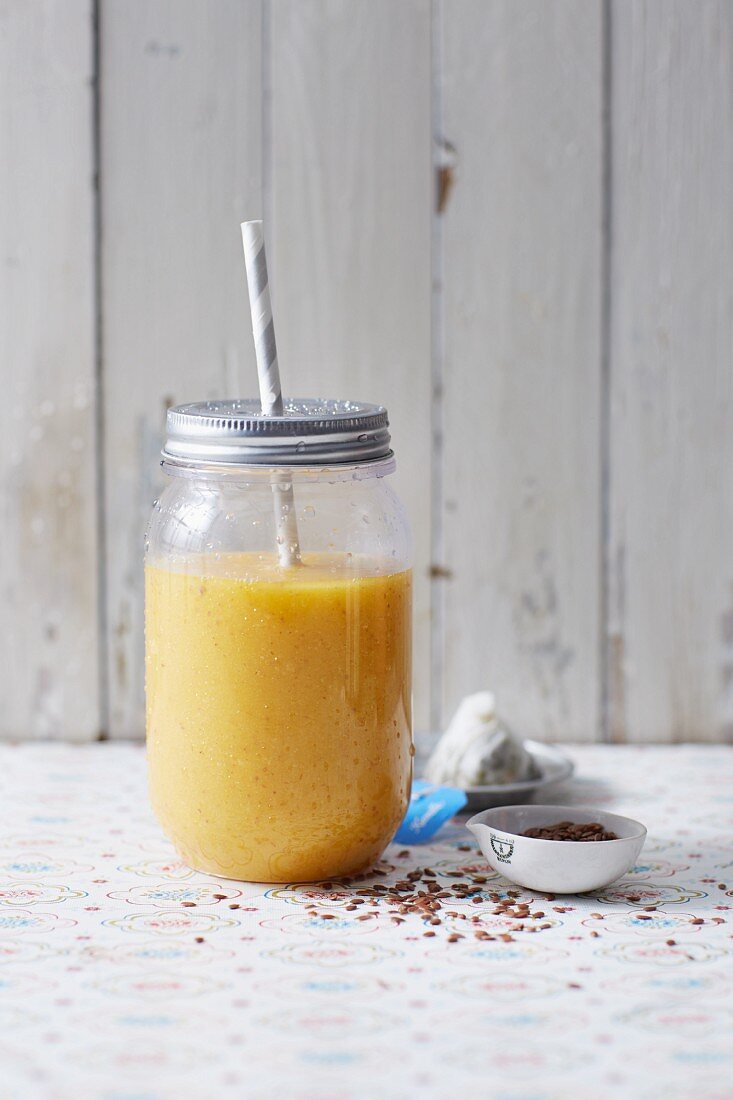 Kamille-Mango-Smoothie mit Ananas und Leinsamen