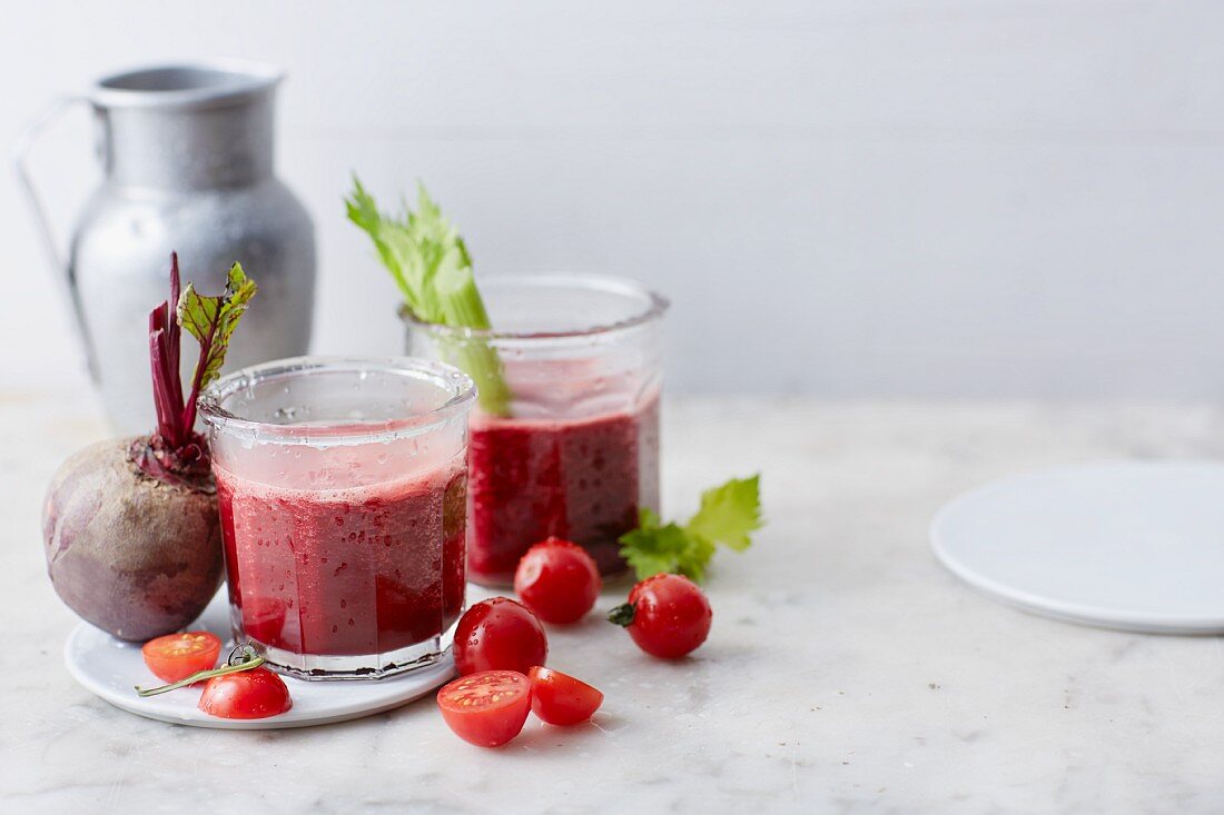 Hot smoothies with cherry tomatoes, peppers and beetroot
