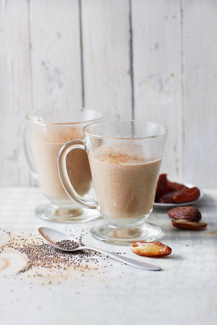 Hot cinnamon smoothies with dates