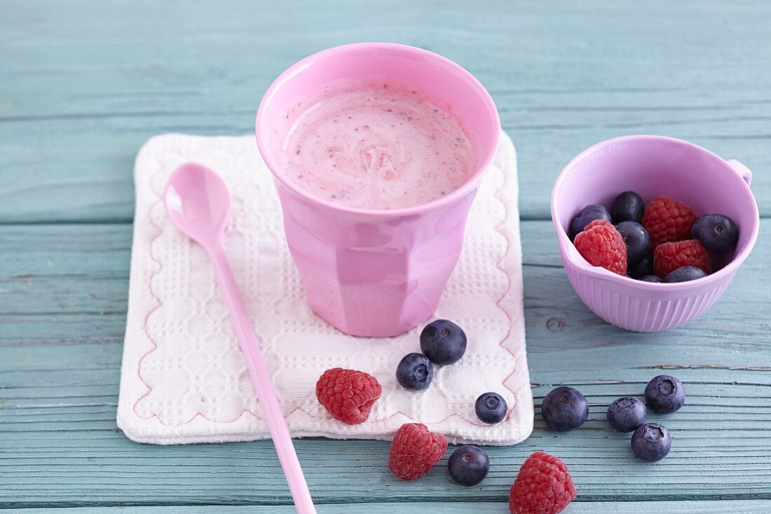 Yoghurt drink with fresh berries