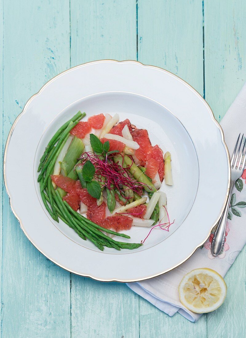 Spargelsalat mit Grapefruit, frischer Minze, Rote-Bete-Sprossen und Zitrone