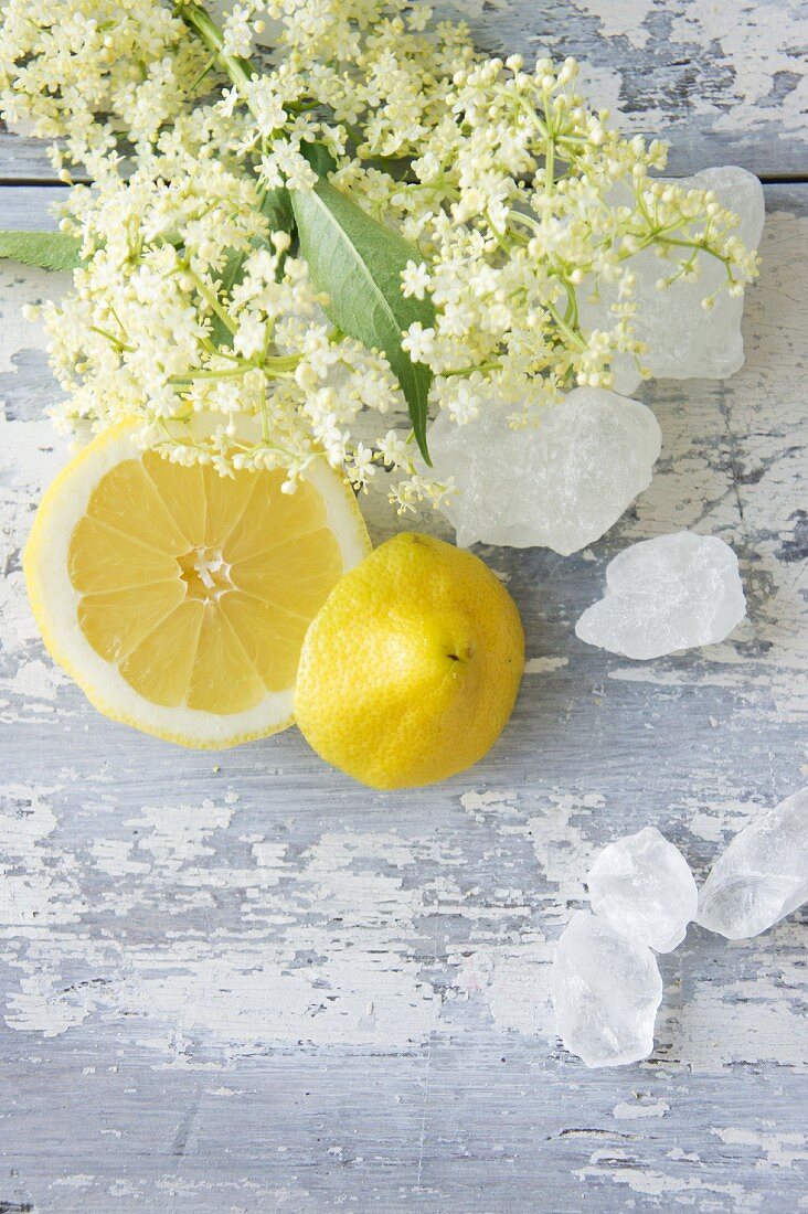 Zitronen, Kandiszucker und Holunderblüten