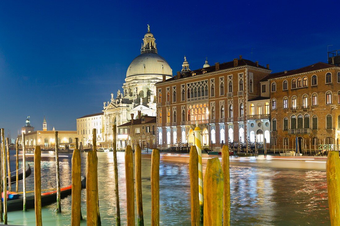 Blick auf den Canal Grande und die Basilica di Santa Maria della Salute, Venedig, Italien