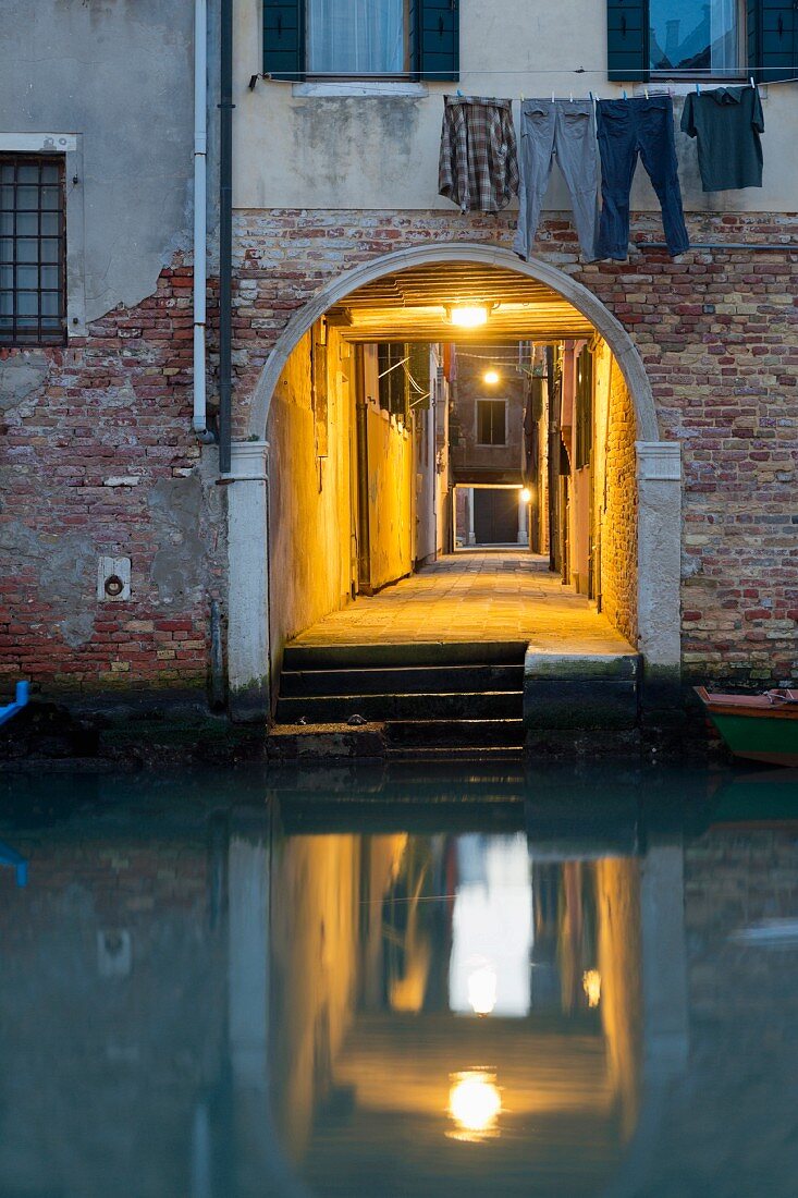 Beleuchtete Gasse im Viertel Cannaregio, Venedig, Italien