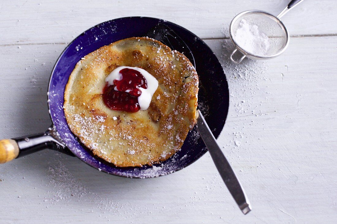 Birnen-Nuss-Pfannkuchen mit Puderzucker