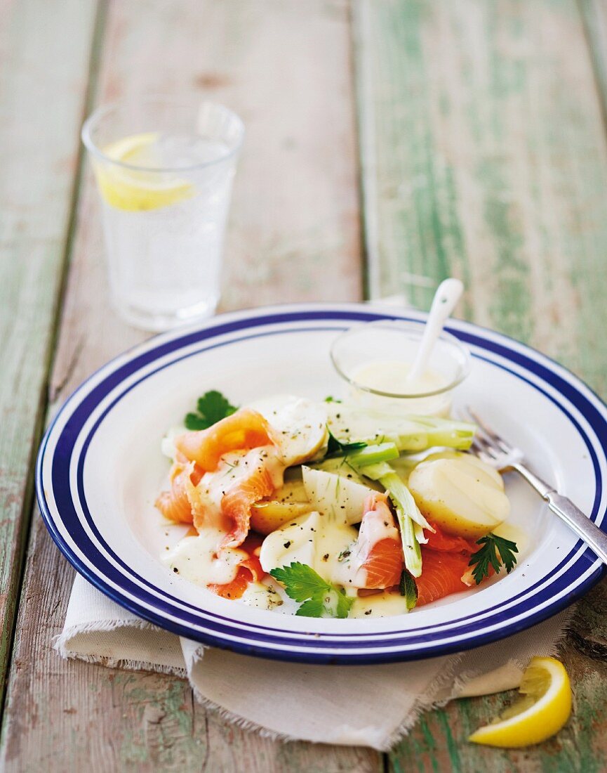 Lauwarmer Kartoffelsalat mit Räucherlachs und Joghurtdressing