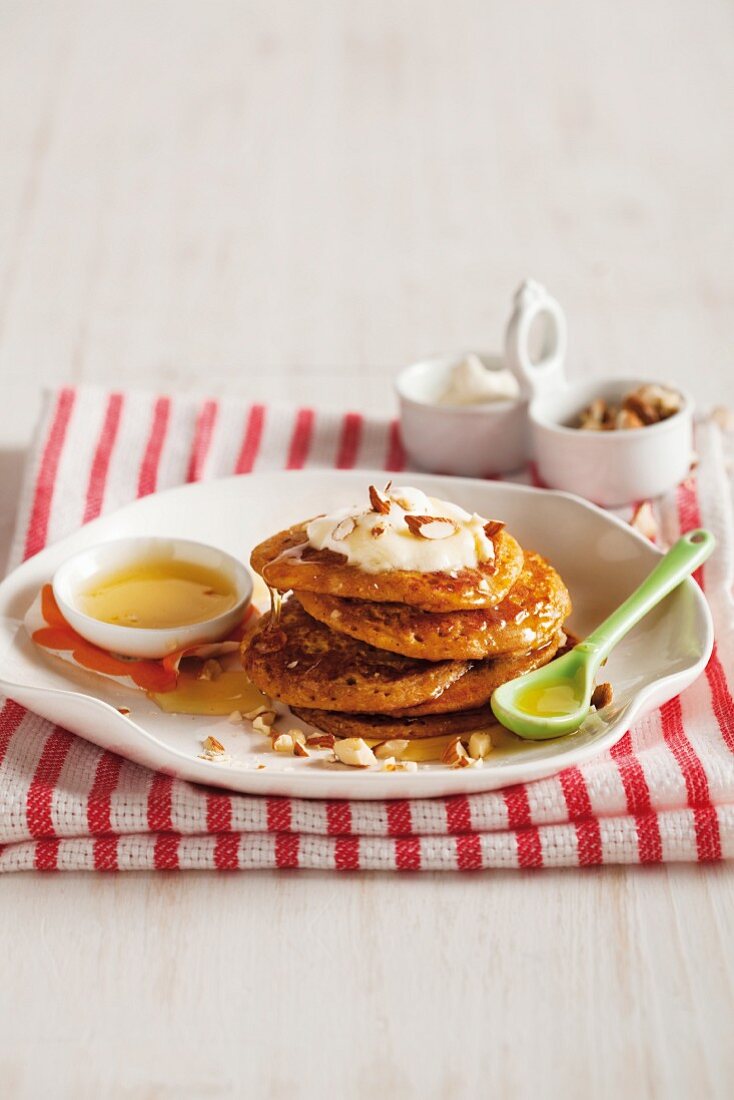 Butternuss-Pancakes mit Ahornsirup und Nüssen