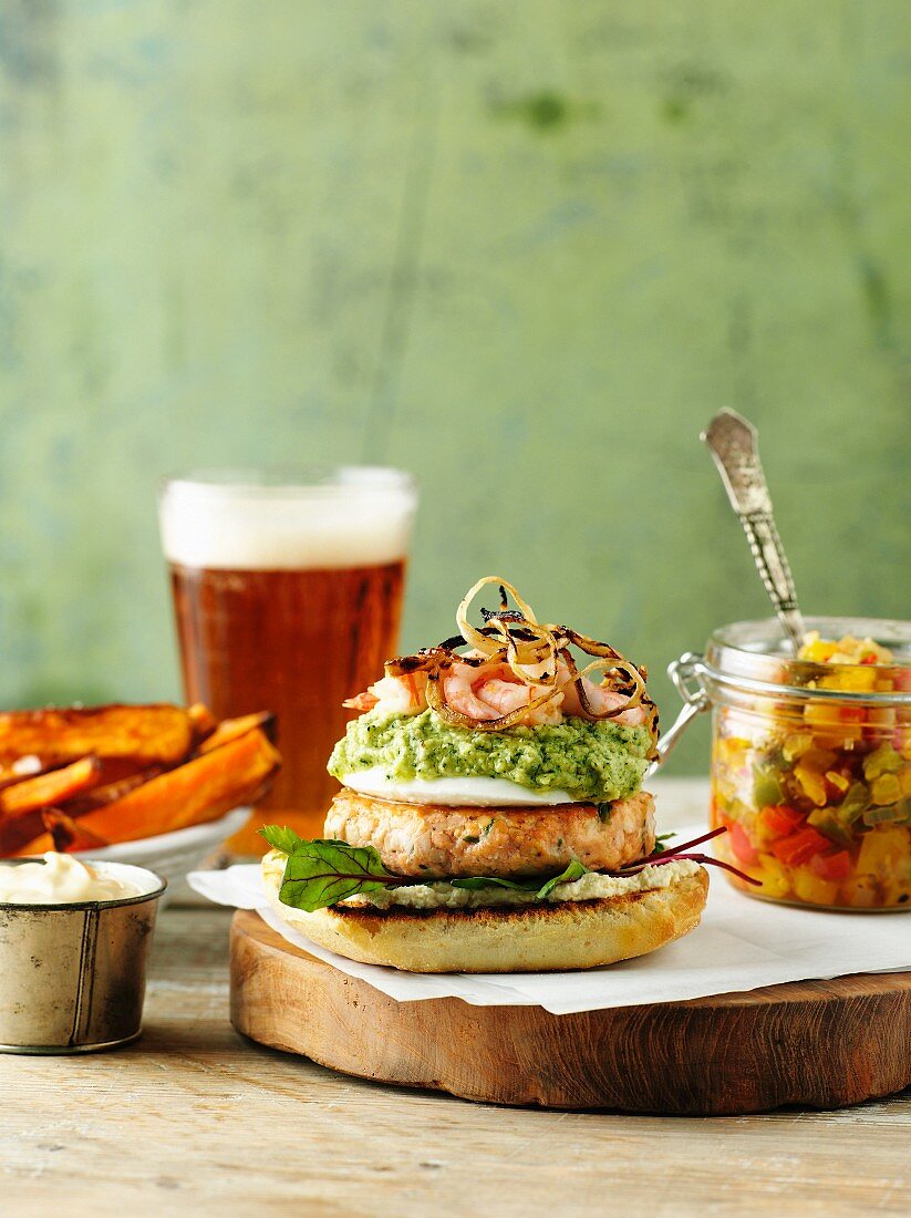 Fishburger with salsa and sweet potatoes chips