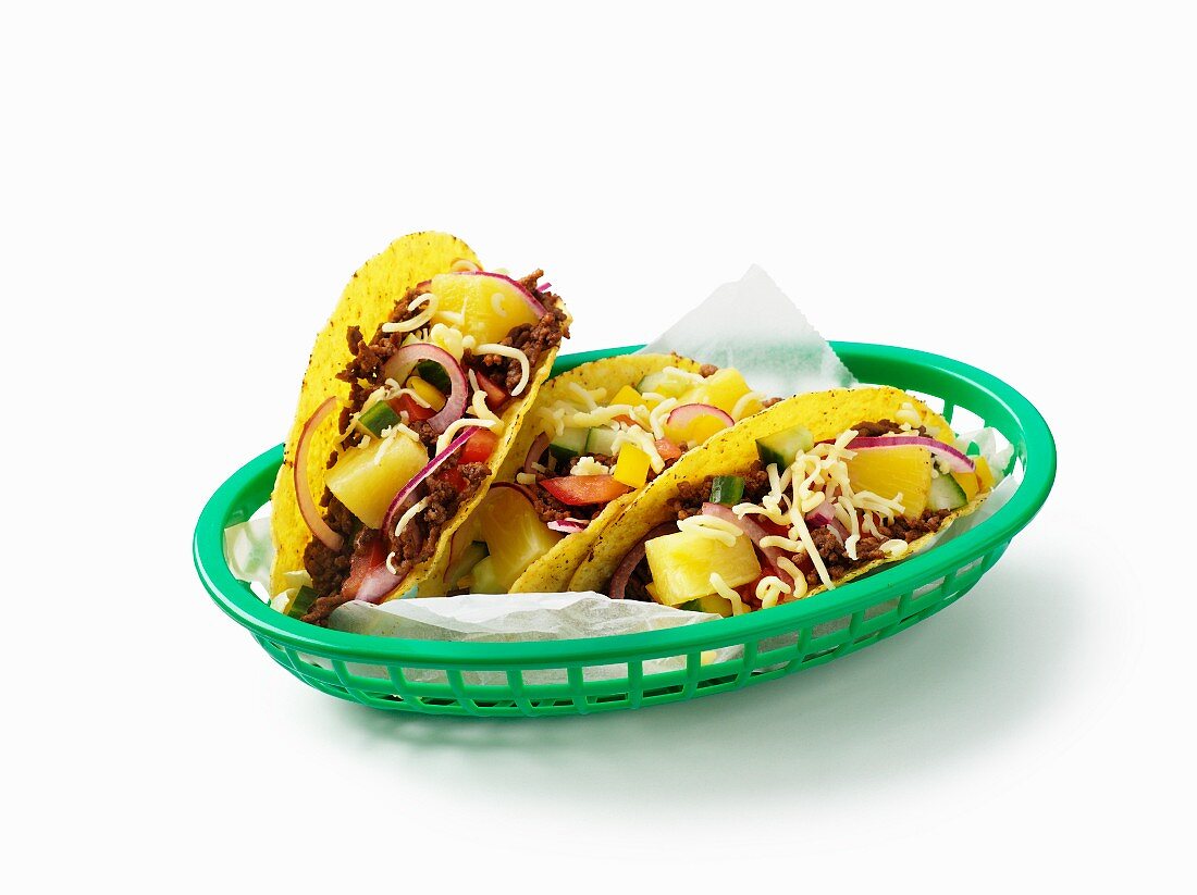 Tacos mit Hackfleisch und Früchten
