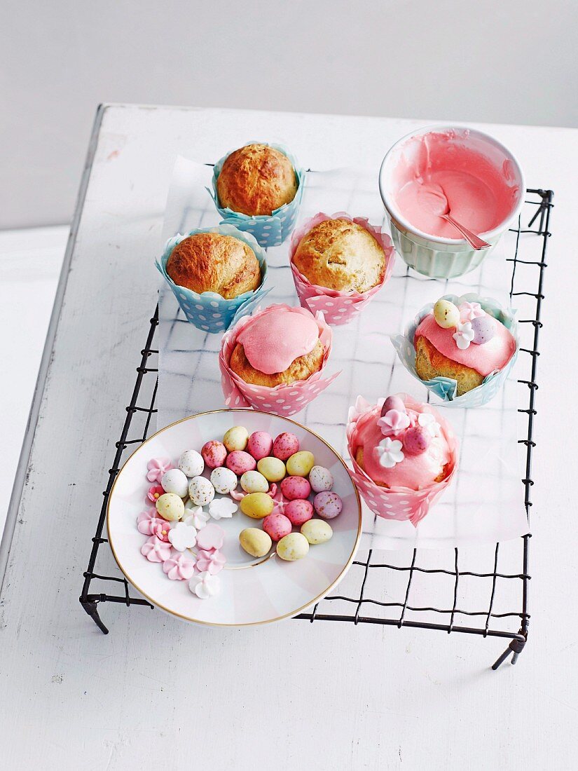 Bunte Oster-Hefemuffins mit Ostereiern