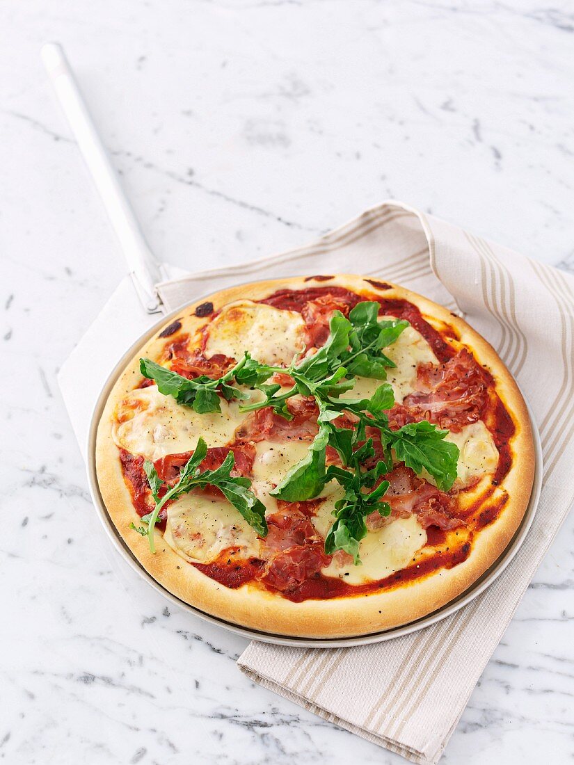 Pizza mit Speck und Rucola