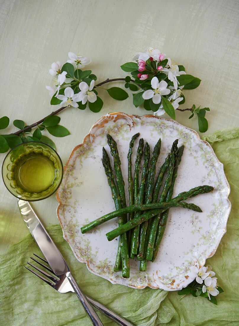 Grilled asparagus in tarragon butter with shallots, salt and pepper