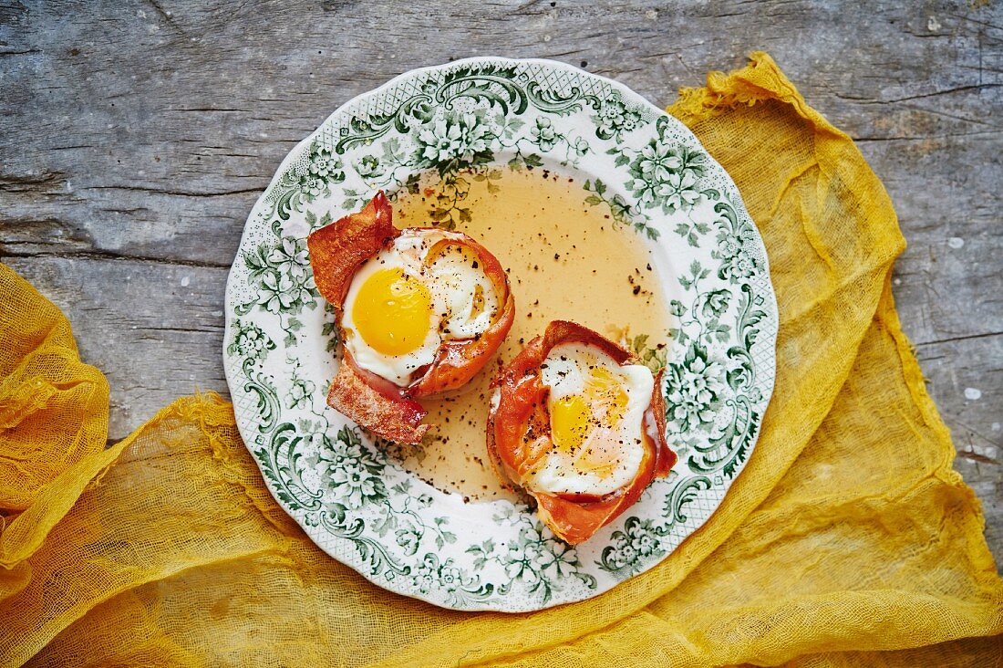 Eggs in crispy Parma with maple syrup