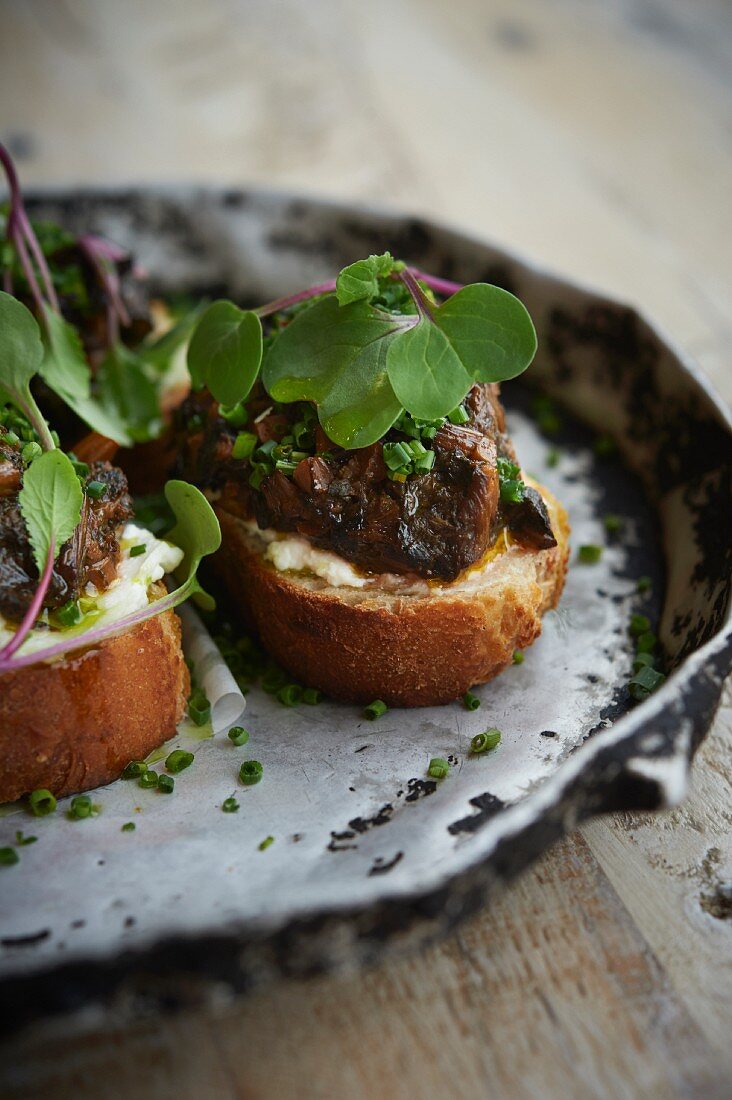 Bruschetta mit Auberginentapenade und Kresse