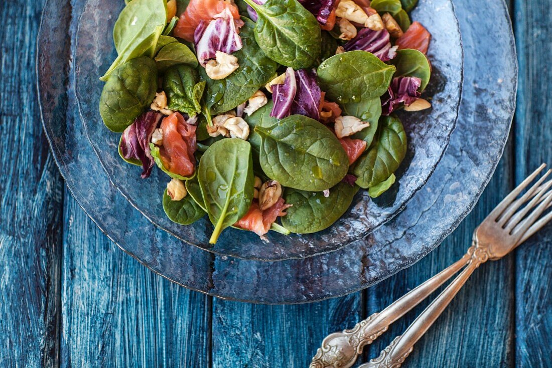 Spinach salad with salmon and chestnuts