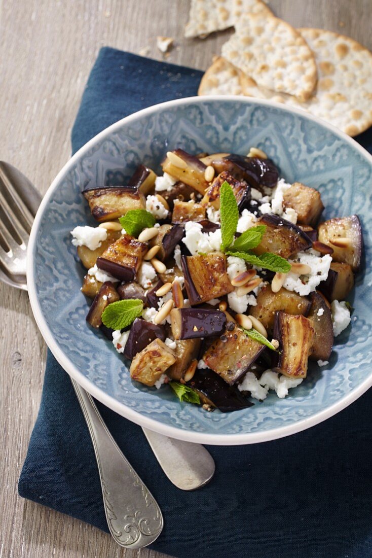 Auberginen-Feta-Salat mit Pinienkernen