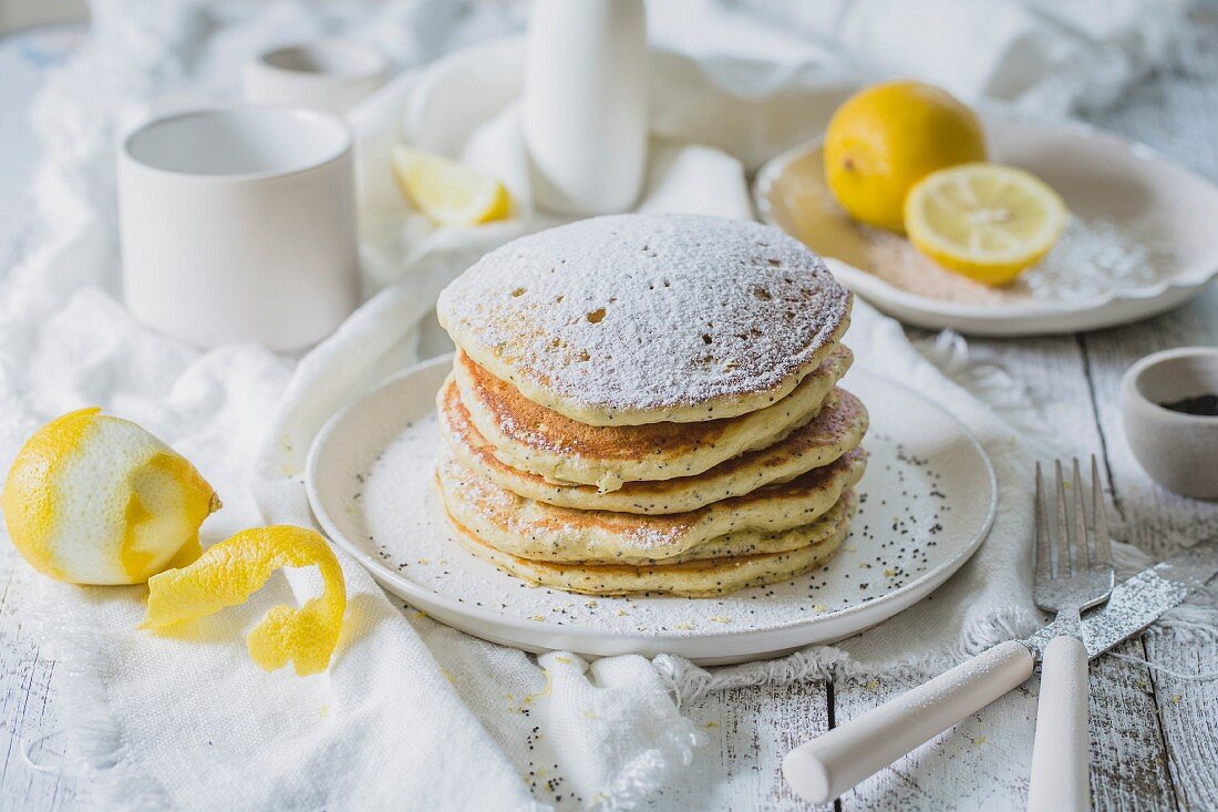 Zitronen-Mohn-Pancakes mit Puderzucker