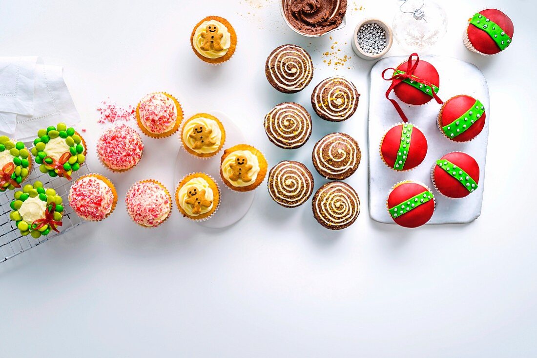 Verschieden verzierte bunte Cupcakes zu Weihnachten