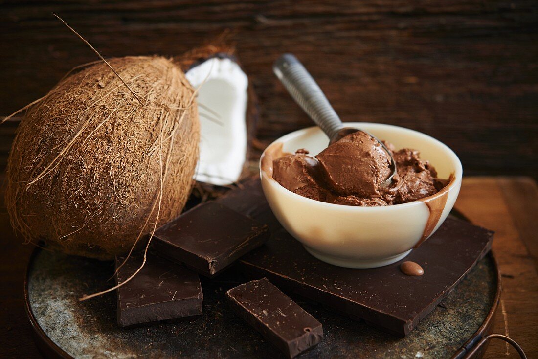 Schokoladen-Fudge-Eis mit Kokosnuss
