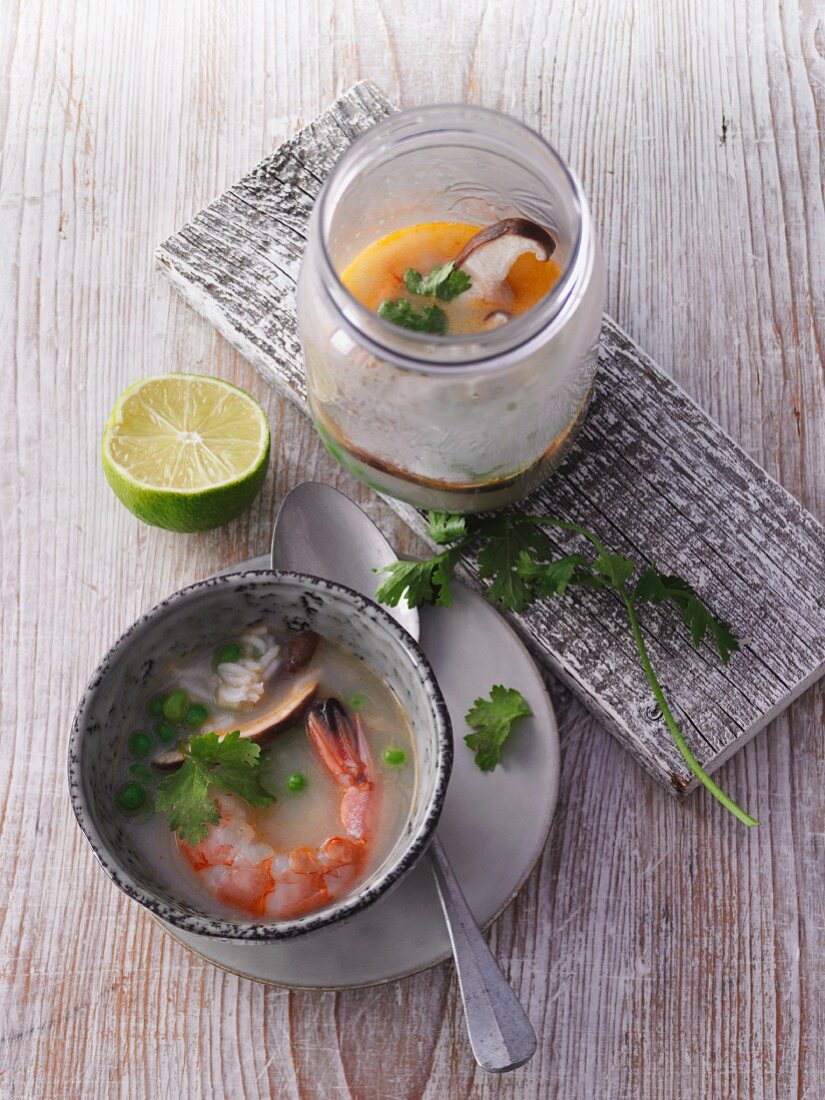 Kokos-Reissuppe mit Garnelen aus dem Glas