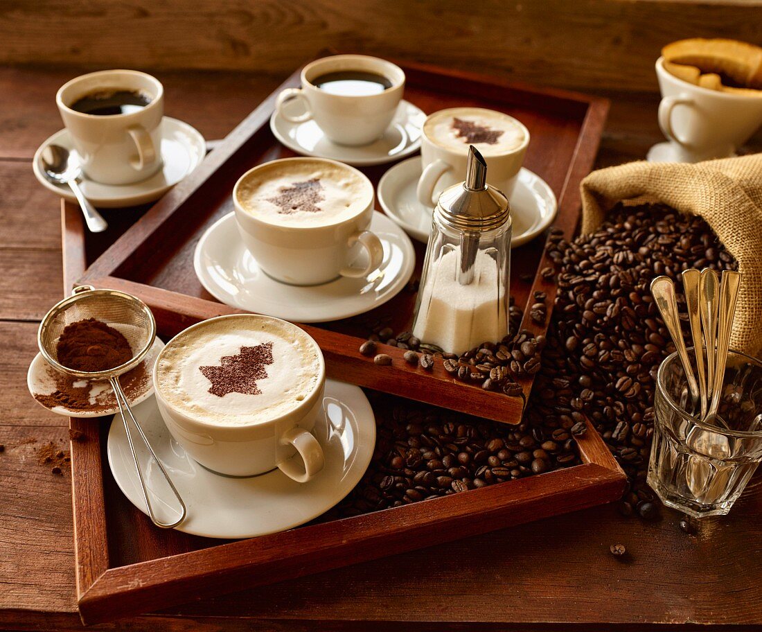 Verschiedene Kaffeevariationen, Kaffeebohnen und Kakaopulver