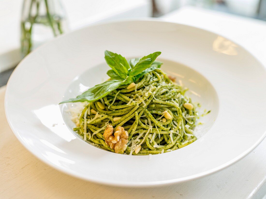 Spaghetti mit Pesto, Pinienkernen und Walnuss