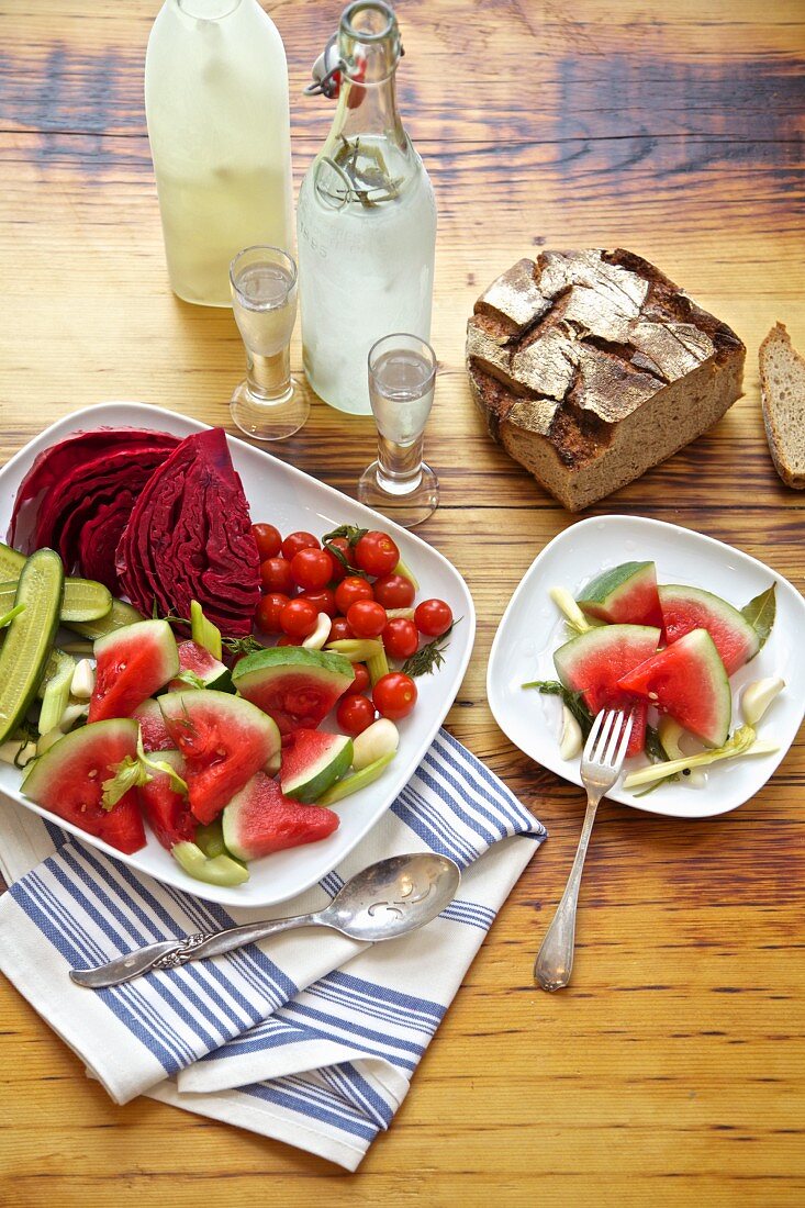 Wodka, Brot und eingelegtes Gemüse aus Russland (Rotkohl, Wassermelone, Gurke, Sellerie, Tomaten, Knoblauch, Dill)