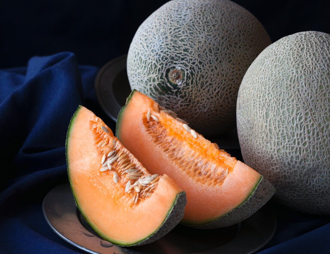 Cantaloupemelonen, ganz und Melonenspalten