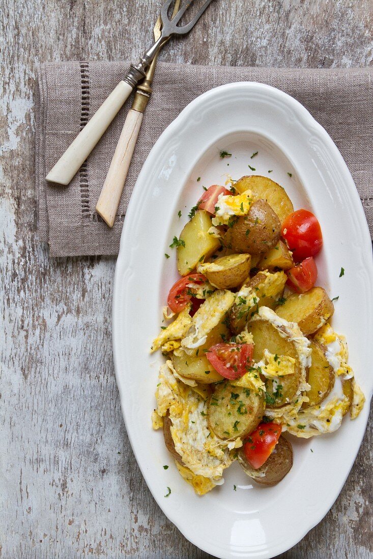 Roast potatoes with egg and tomatoes