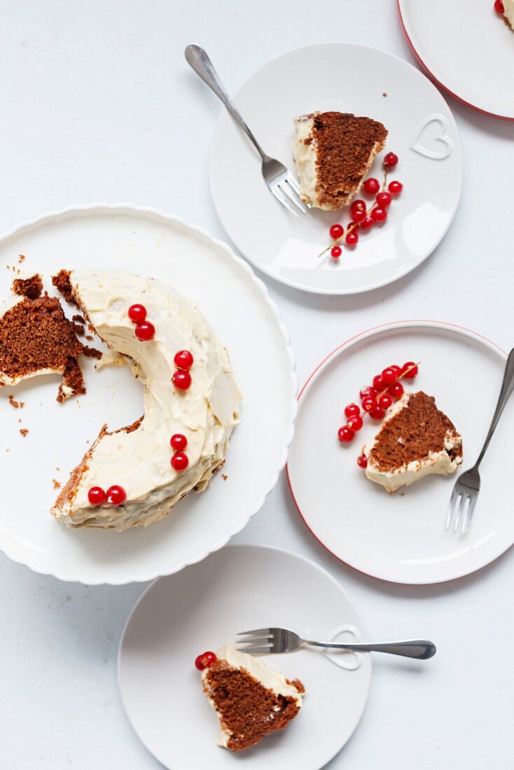 Schokoladenkuchen mit Buttercreme und roten Johannisbeeren