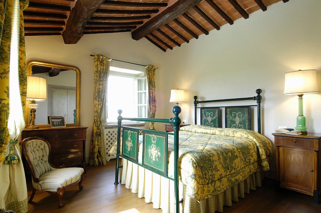 Klassisches Schlafzimmer mit antiken Möbeln
