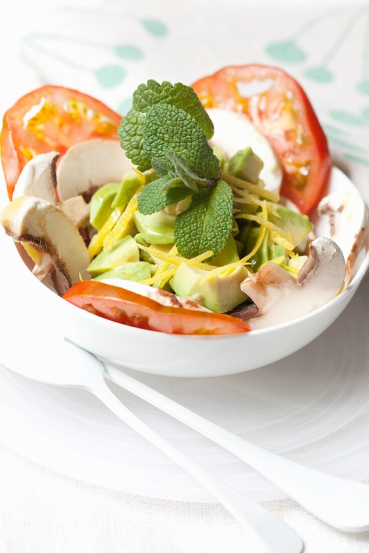 Champignon-Avocado-Salat mit Tomaten, Pfefferminze und Zitronenzesten