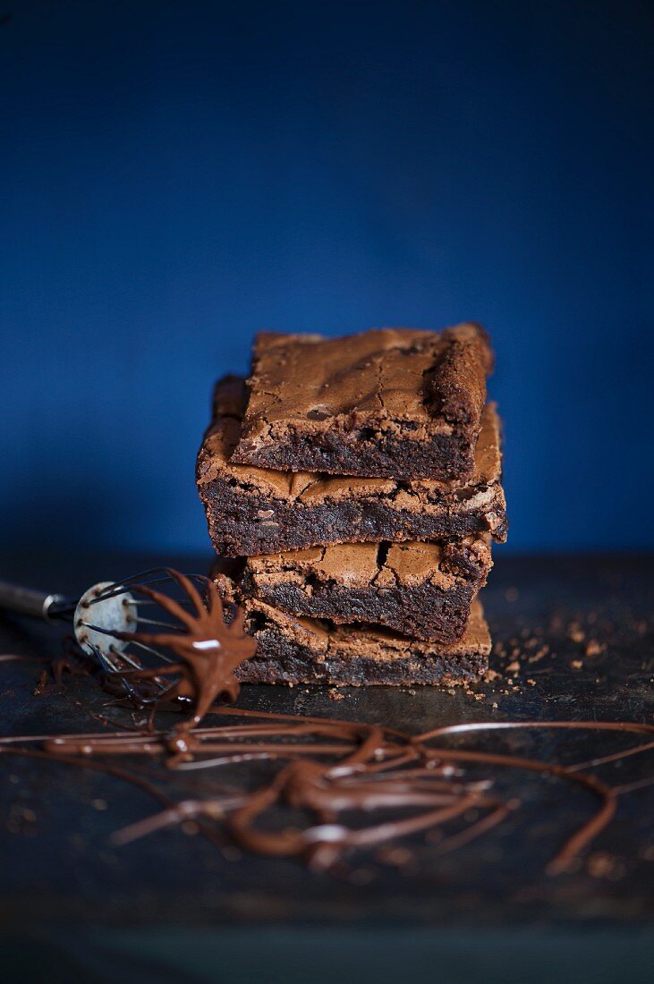 Gestapelte Schokoladenbrownies mit Schneebesen