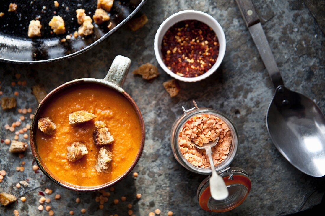 Lentil and tomato soup with chilli and croutons