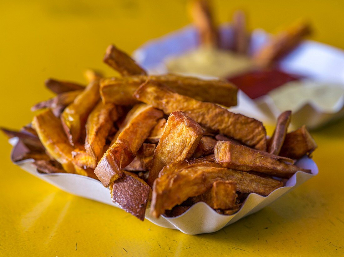 Pommes frites mit Senf, Ketchup und Mayonnaise