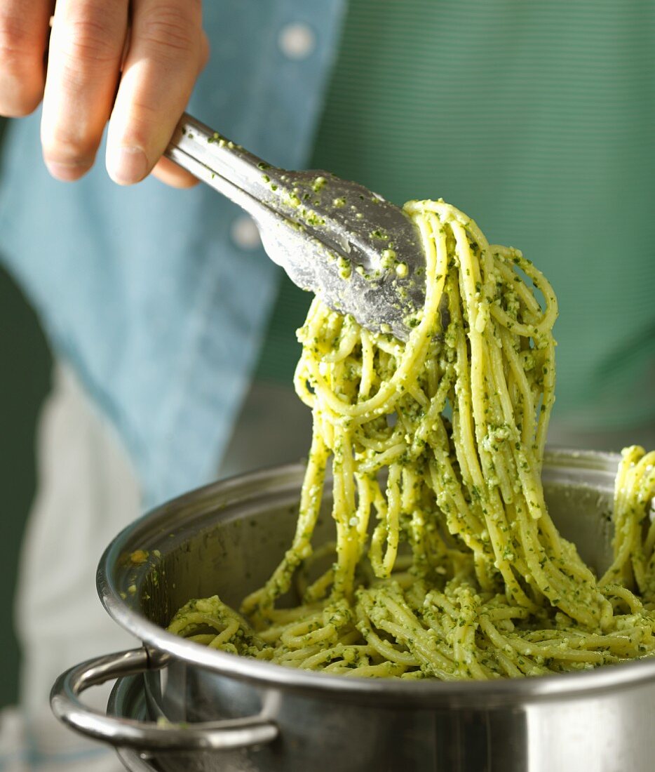 Spaghetti mit Pesto im Kochtopf
