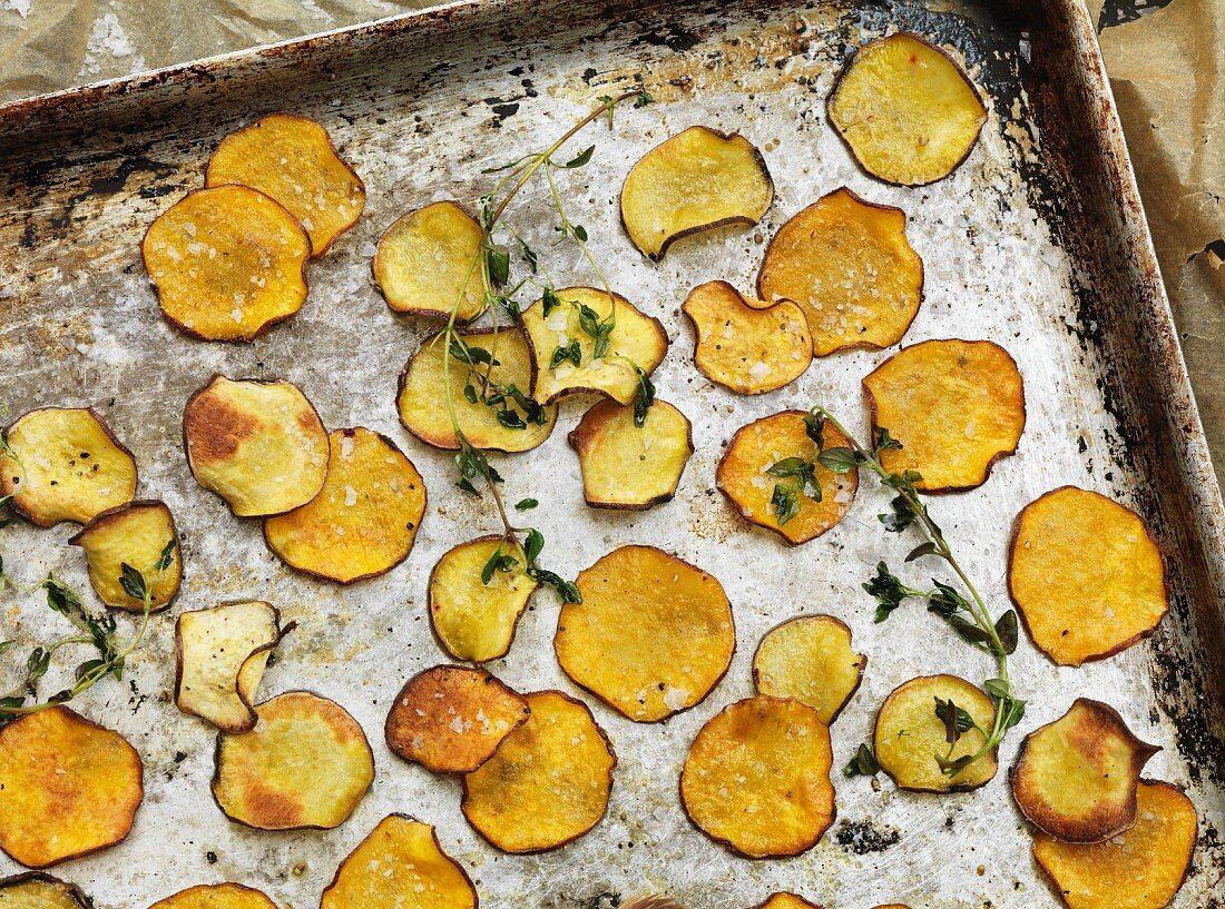 Süsskartoffelchips auf Backblech