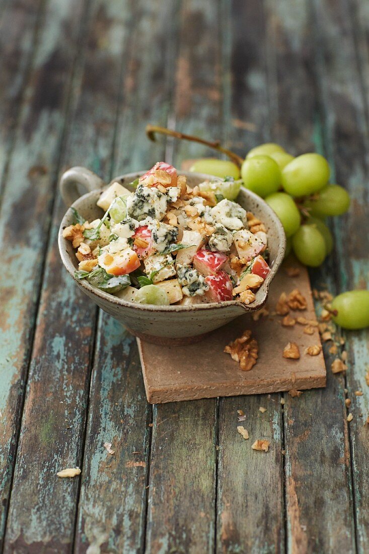 Winterlicher Waldorfsalat mit Äpfeln, Trauben und Roquefort