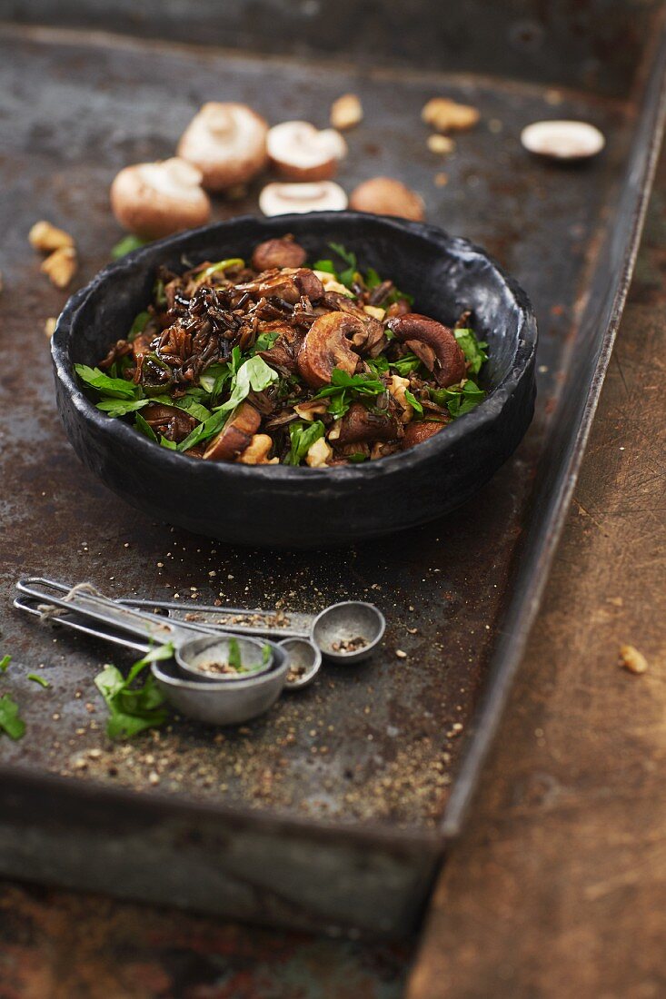 Pilzsalat mit schwarzem Reis und Walnuss-Dressing