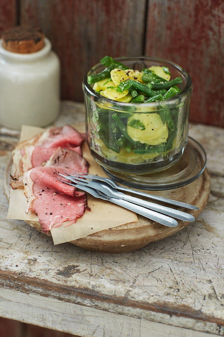 Kartoffel-Bohnen-Salat mit Meerrettich-Vinaigrette, dazu Roastbeef