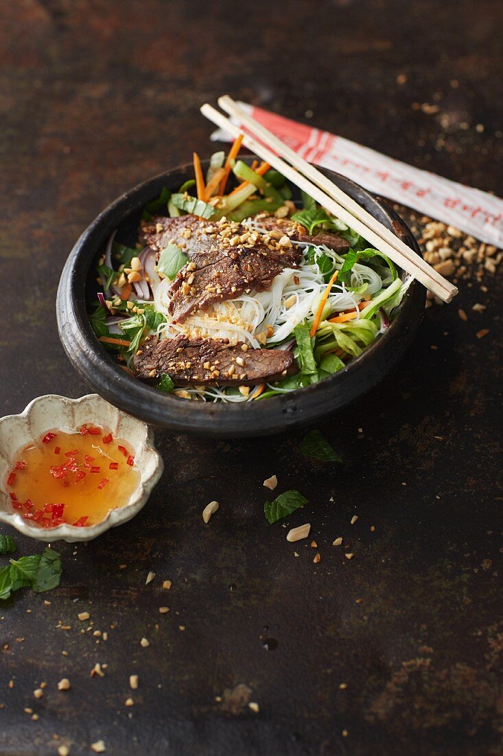 Thailändischer Rindfleischsalat mit Reisnudeln & Erdnüssen