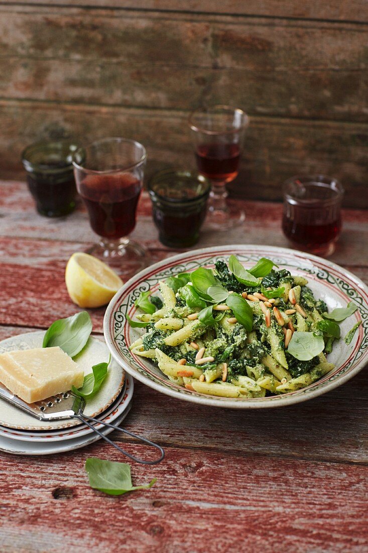 Pasta and spinach salad with fresh basil pesto
