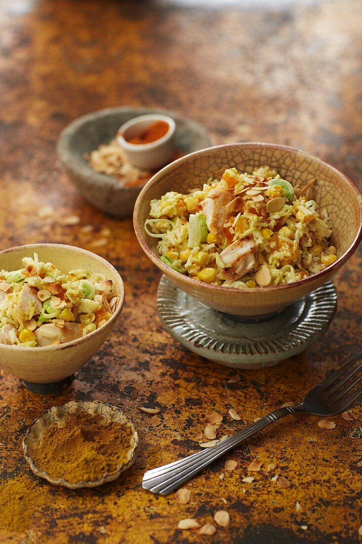 Reissalat mit Hähnchen, Mandelblättchen und Curry-Orangen-Dressing