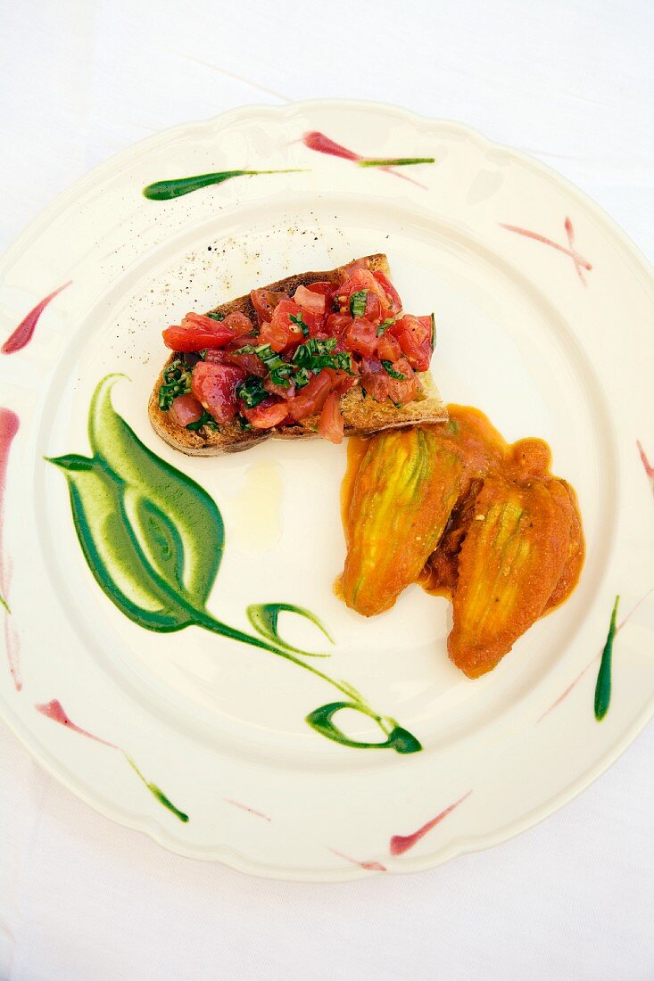 Bruschetta e fiori di zucca (grilled bread topped with tomatoes served with stuffed courgette flowers, Italy)