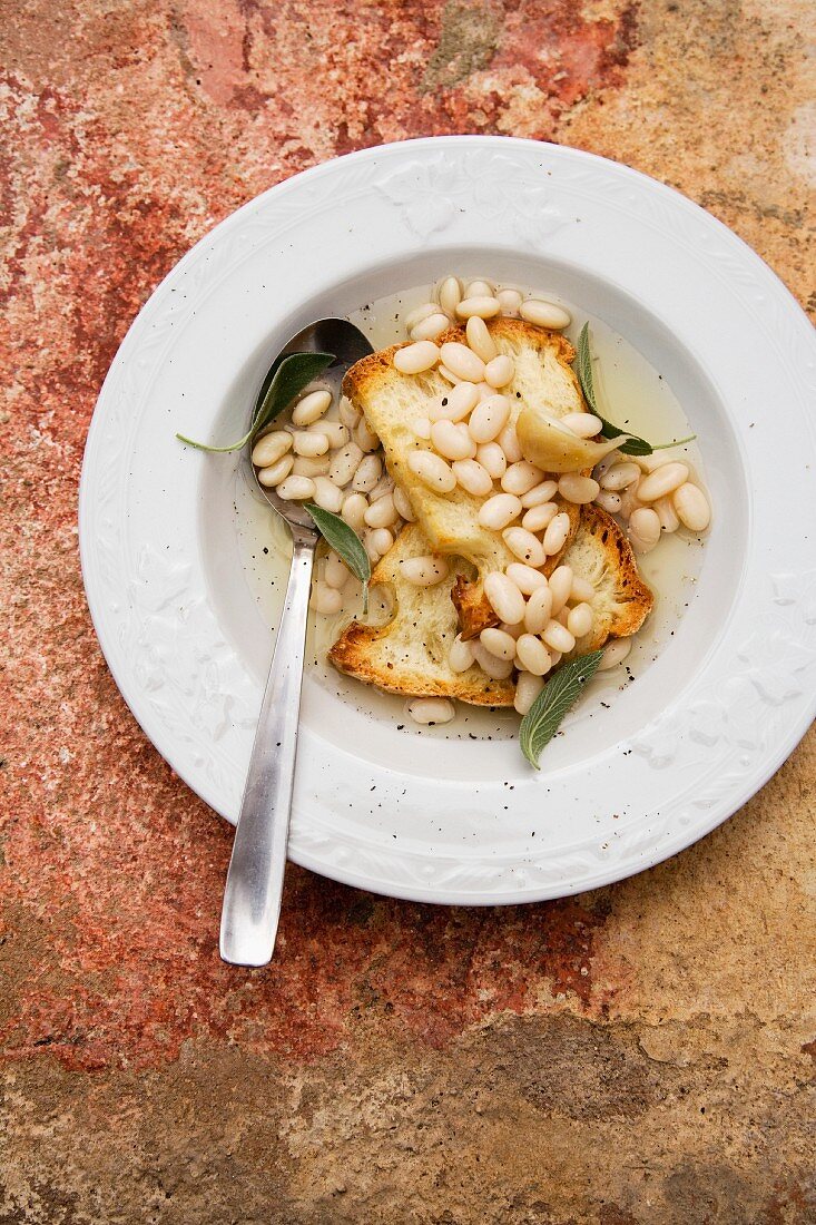 Zuppa lombarda (Bohnensuppe mit Salbei und Brot, Italien)