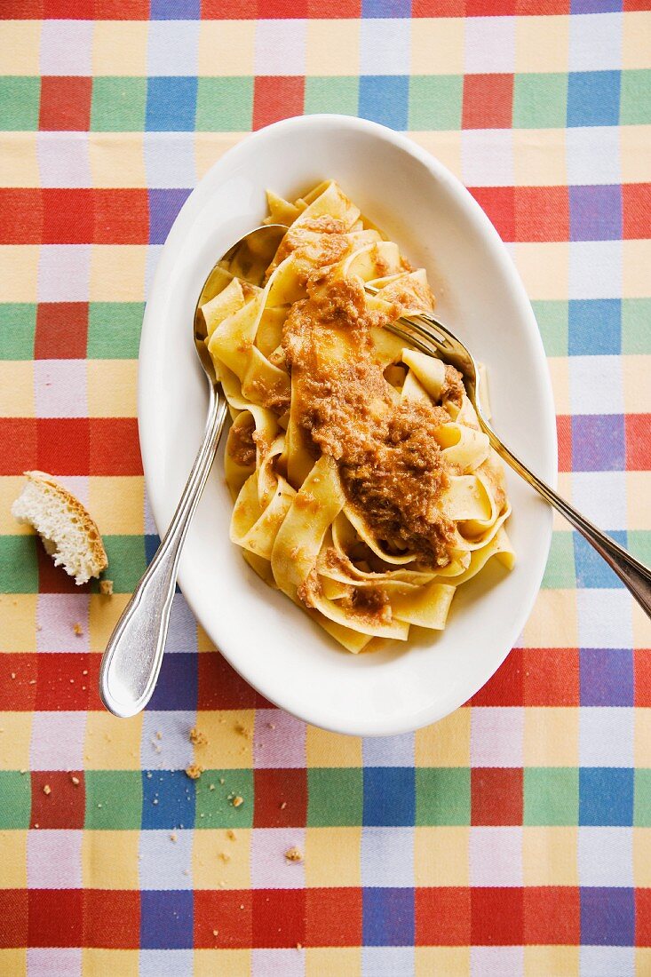 Pappardelle al ragù di cinghiale (Bandnudeln mit Wildschweinragout, Italien)