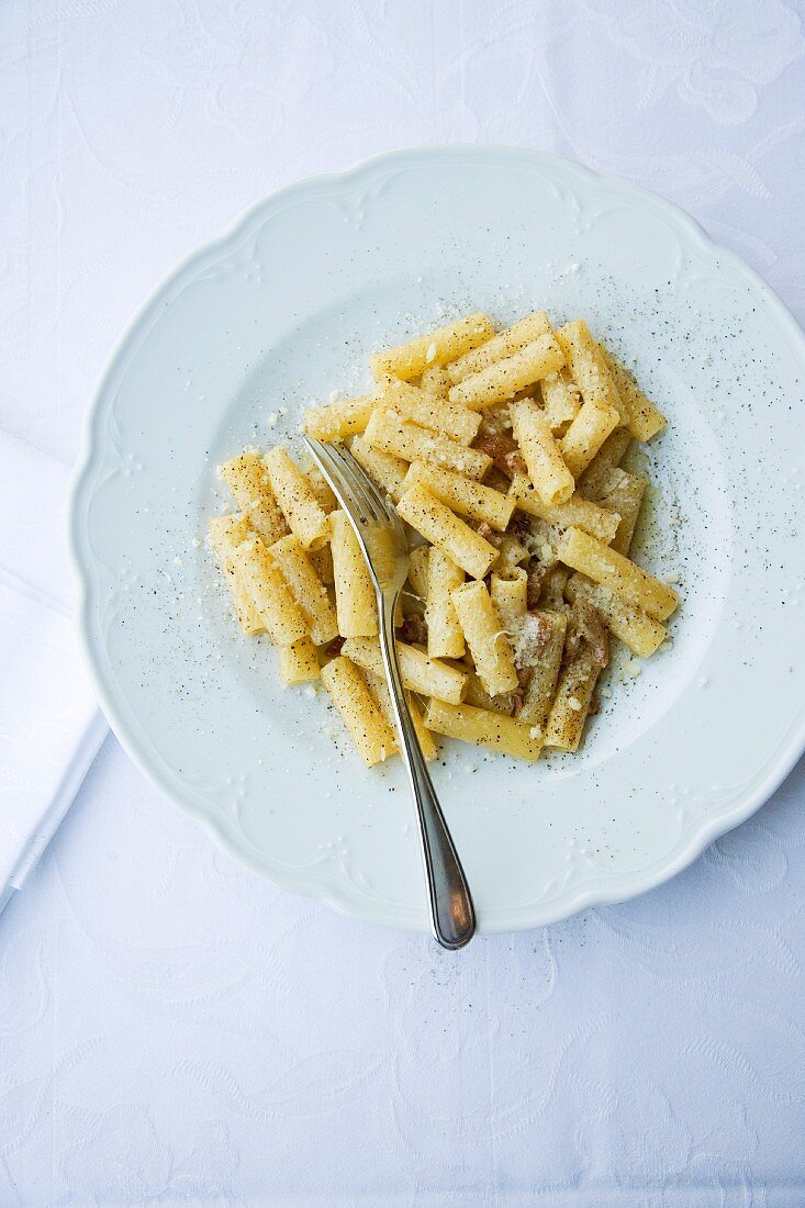 Rigatoni cacio e pepe (Nudeln mit Käse und Pfeffer, Italien)