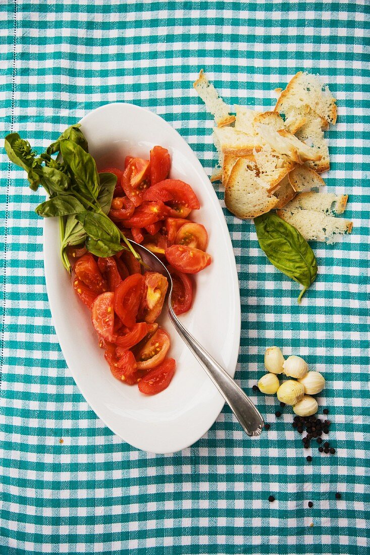 Insalata di pomodoro e basilico (Tomatensalat mit Basilikum, Italien)