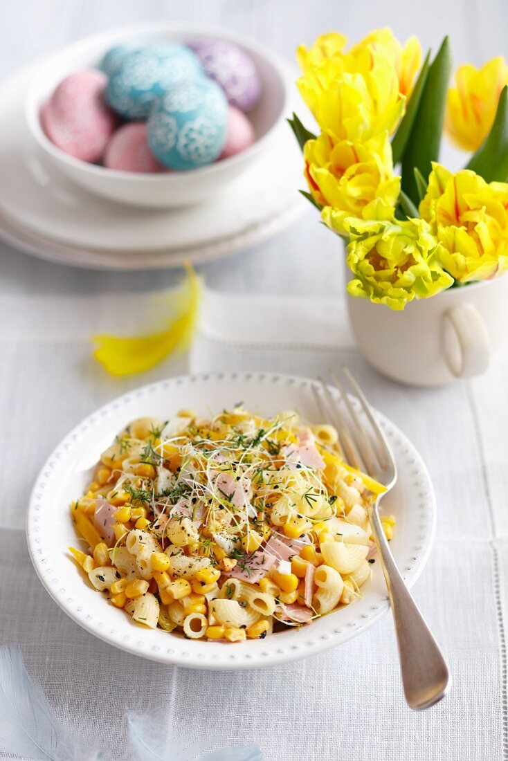 Nudelsalat mit Ei, Schinken, Mais, Paprika, Sprossen und Mayo für Ostern