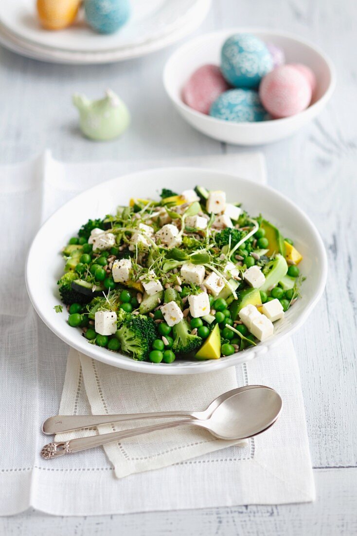 Brokkoli-Avocado-Salat mit Gurken, Erbsen, Feta und Sprossen zu Ostern